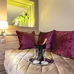 Korner Louvre Hotel